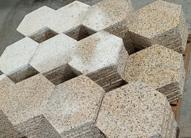 Đá vàng lục giác