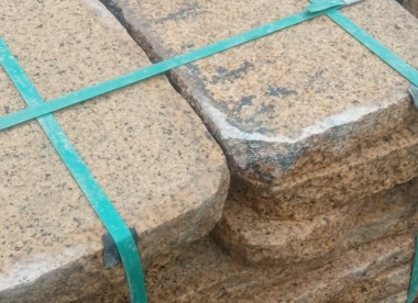 Đá vàng Bình Định quay cạnh