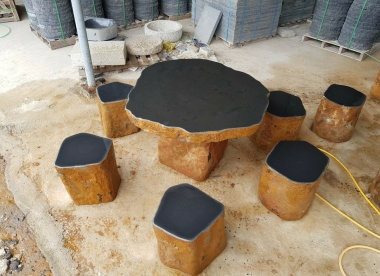 Bàn ghế  nâu vàng sân vườn