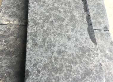 Đá bazan đen khò quay