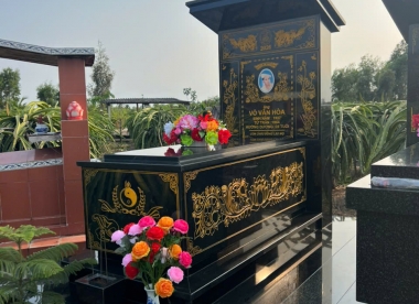 Khắc bia mộ đá