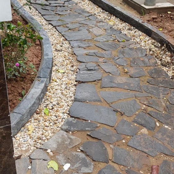 Đá chẻ đen rối