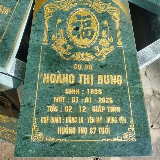 Khắc bia mộ đá