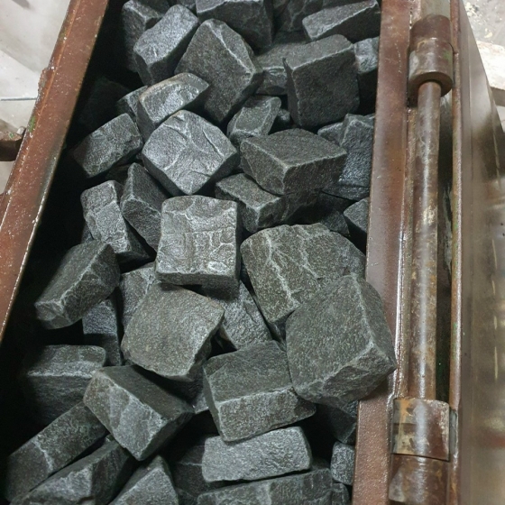 Đá Cubes đen chẻ tay 6 mặt